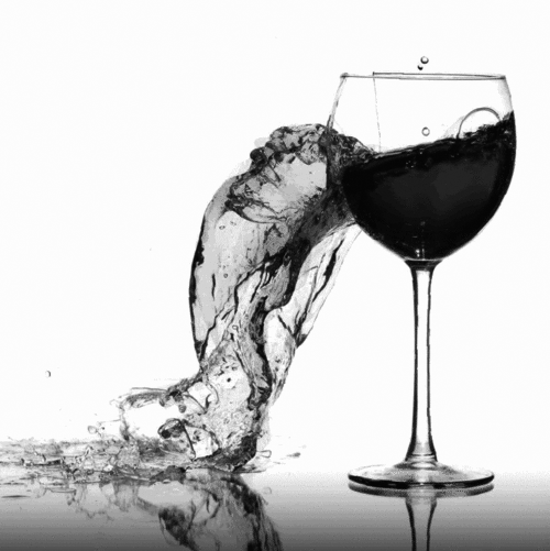 ワイングラスから溢れる液体