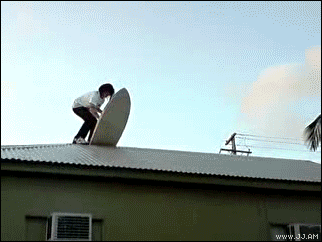 屋根でサーフボードに乗るが自分だけ落下