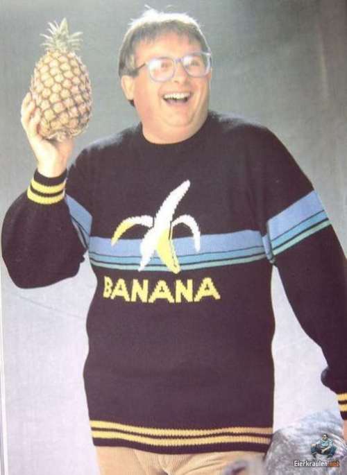 バナナのシャツを来てパイナップルを持ってるおじさん