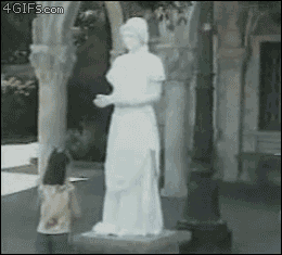 彫刻のマネをする女性に驚く幼女
