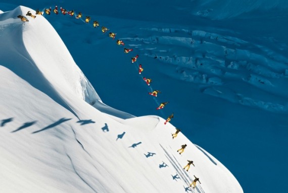 スノーボードでロングジャンプの連続写真