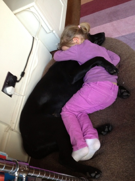犬と一緒に寝る幼女