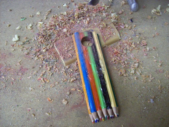 固めた色鉛筆に穴を開ける