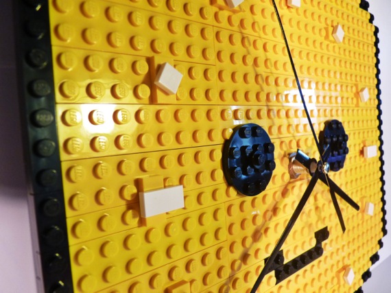 レゴの壁掛け時計拡大