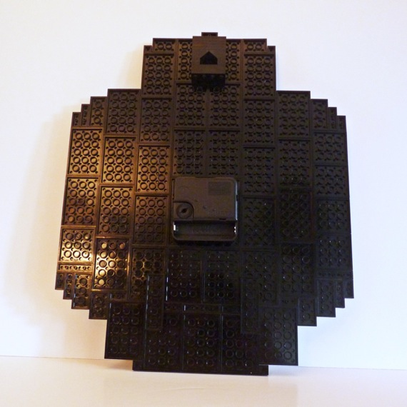 レゴの壁掛け時計の裏面
