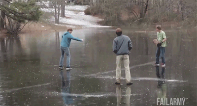 池に張った氷の上に3人おり、一人が丸太を投げて氷を割る。それによって落下点付近の氷の強度が弱まり、近くの男性が落下