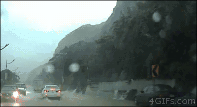 土砂崩れが目の前で起きる車載カメラの映像