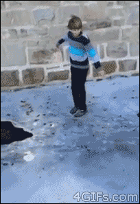 男の子が凍った水路でジャンプしていたら氷が割れて水に落下