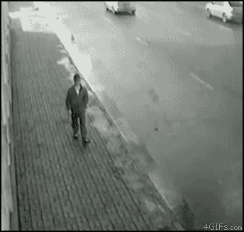 歩道を歩いている男性に車が突っ込んでくるが華麗によける