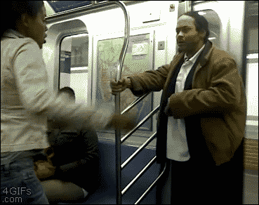 スナックを食べながら電車で喧嘩している2人の仲裁に入るSNACKMAN