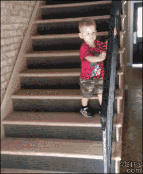 階段の最終段でこける幼児