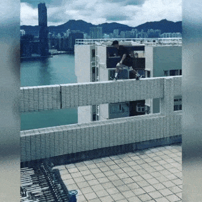 ビルの屋上から隣のビルに飛び移る