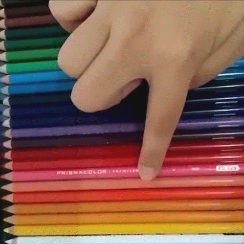 並んだ色鉛筆を順に回転しラベルが移動