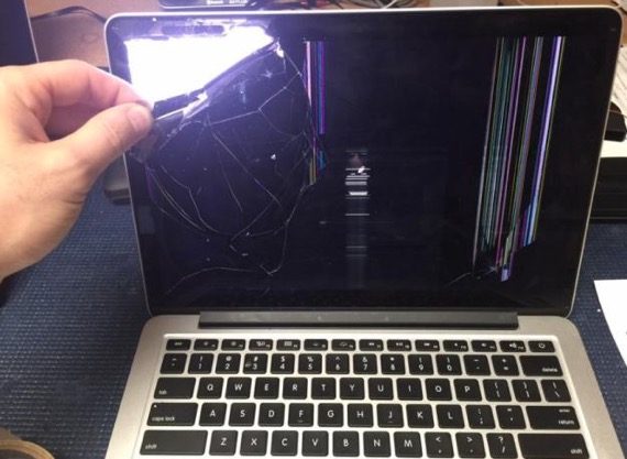 バックライトが剥き出しになったMacBook