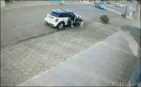 突っ込んできた車から逃げ切る男性