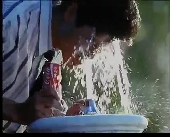 水飲み場で顔を洗う男性