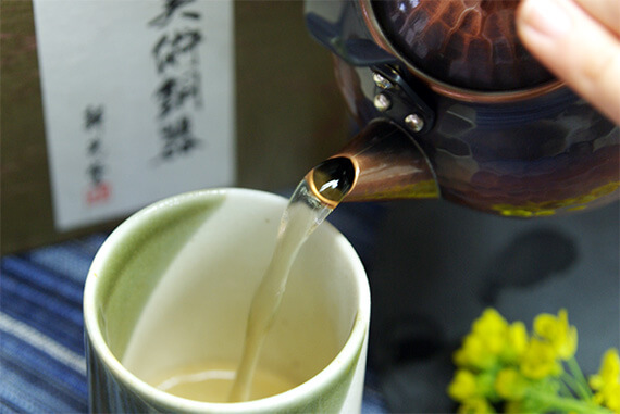 赤銅仕上げ急須で緑茶を淹れている