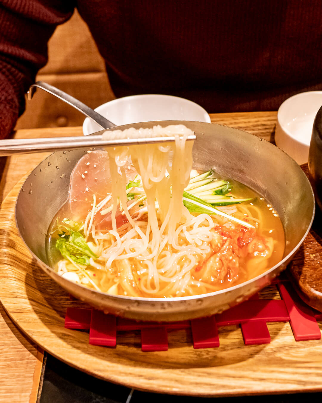 冷麺と箸